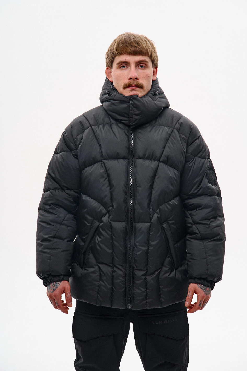 Зимовий короткий пуховик зі зйомним капюшоном 