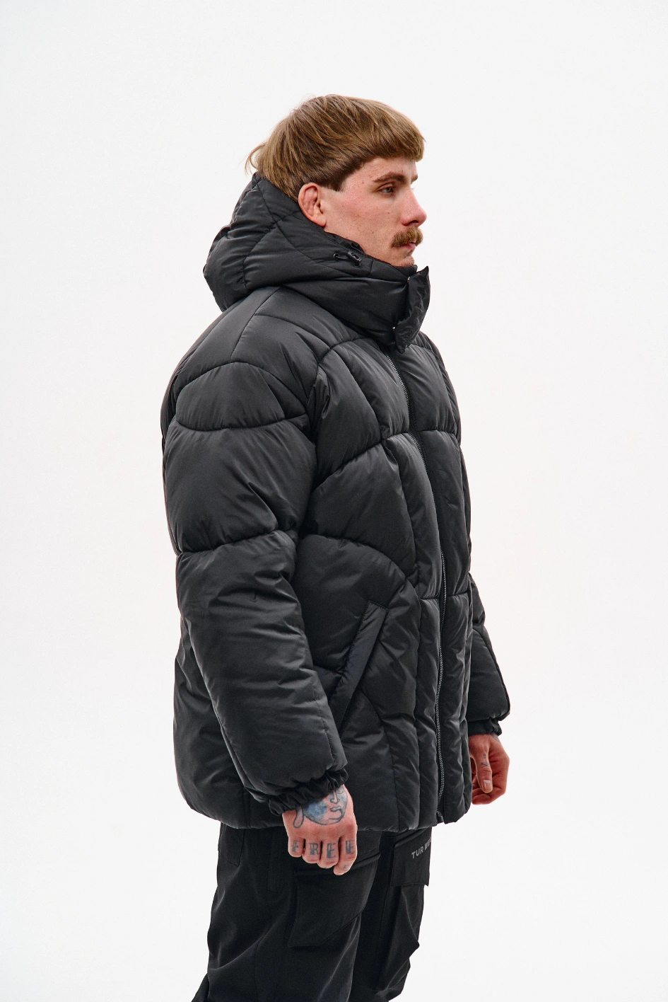 Зимовий короткий пуховик зі зйомним капюшоном 