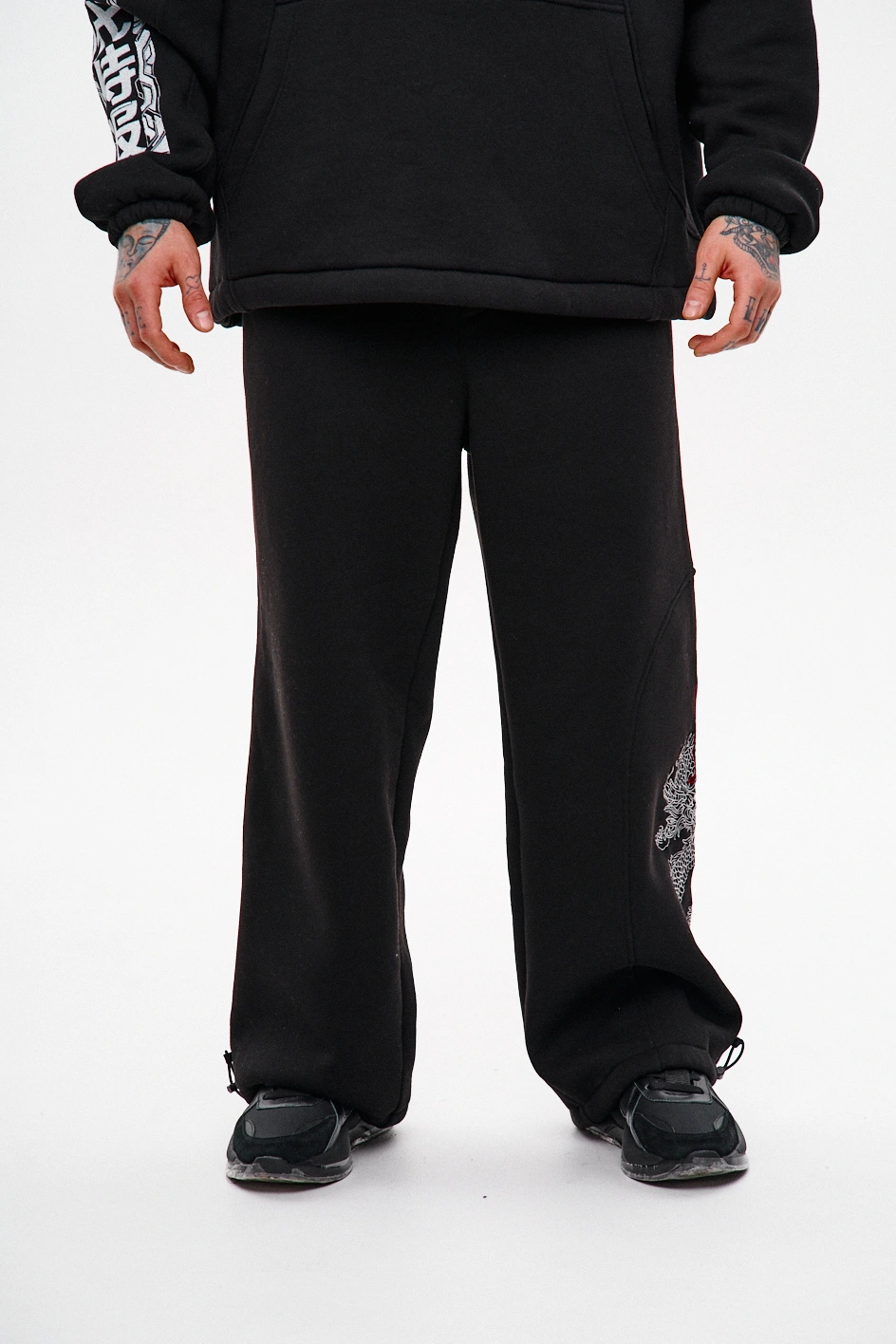 Широкі спортивні штани з вишивкою 