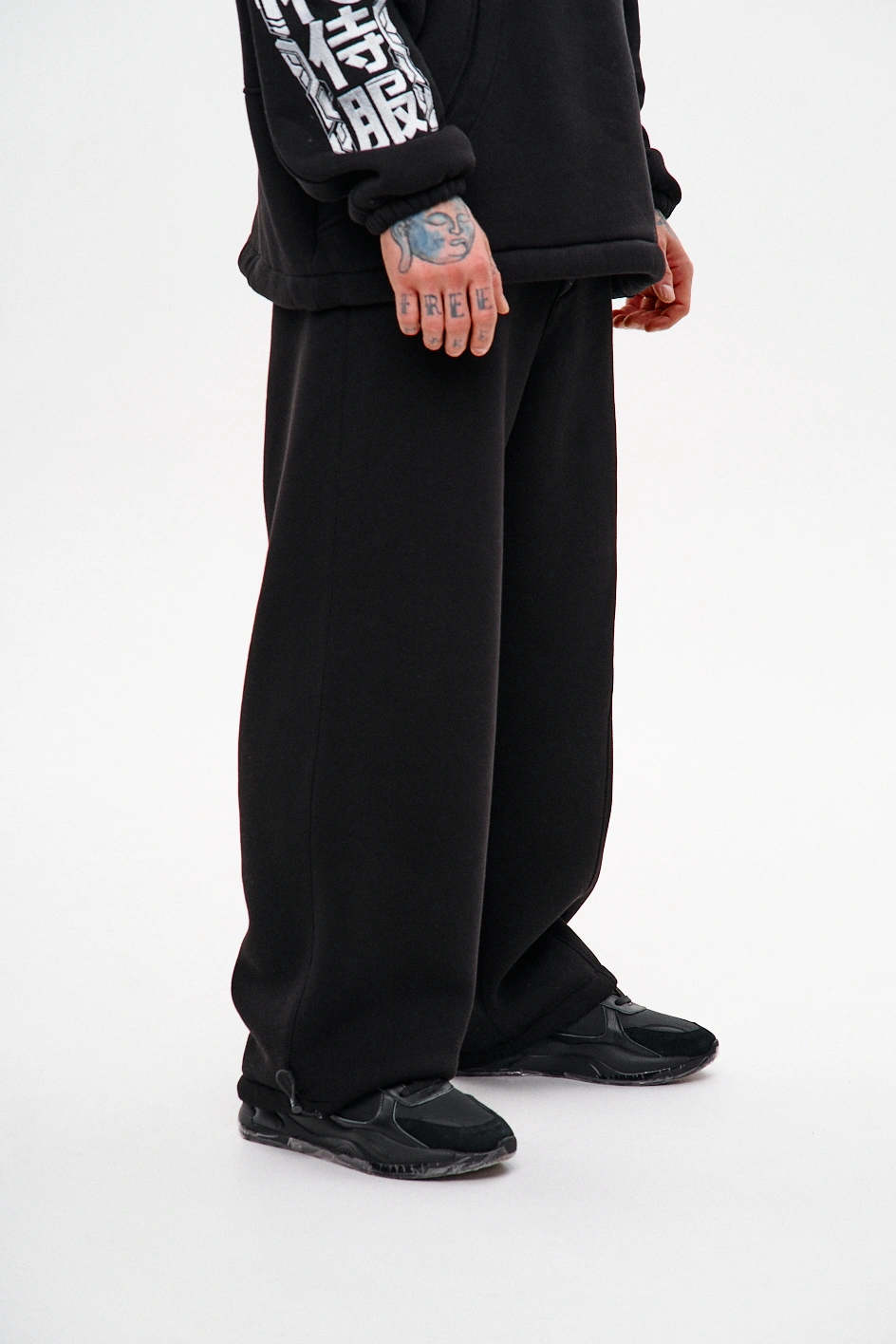 Широкі спортивні штани з вишивкою 