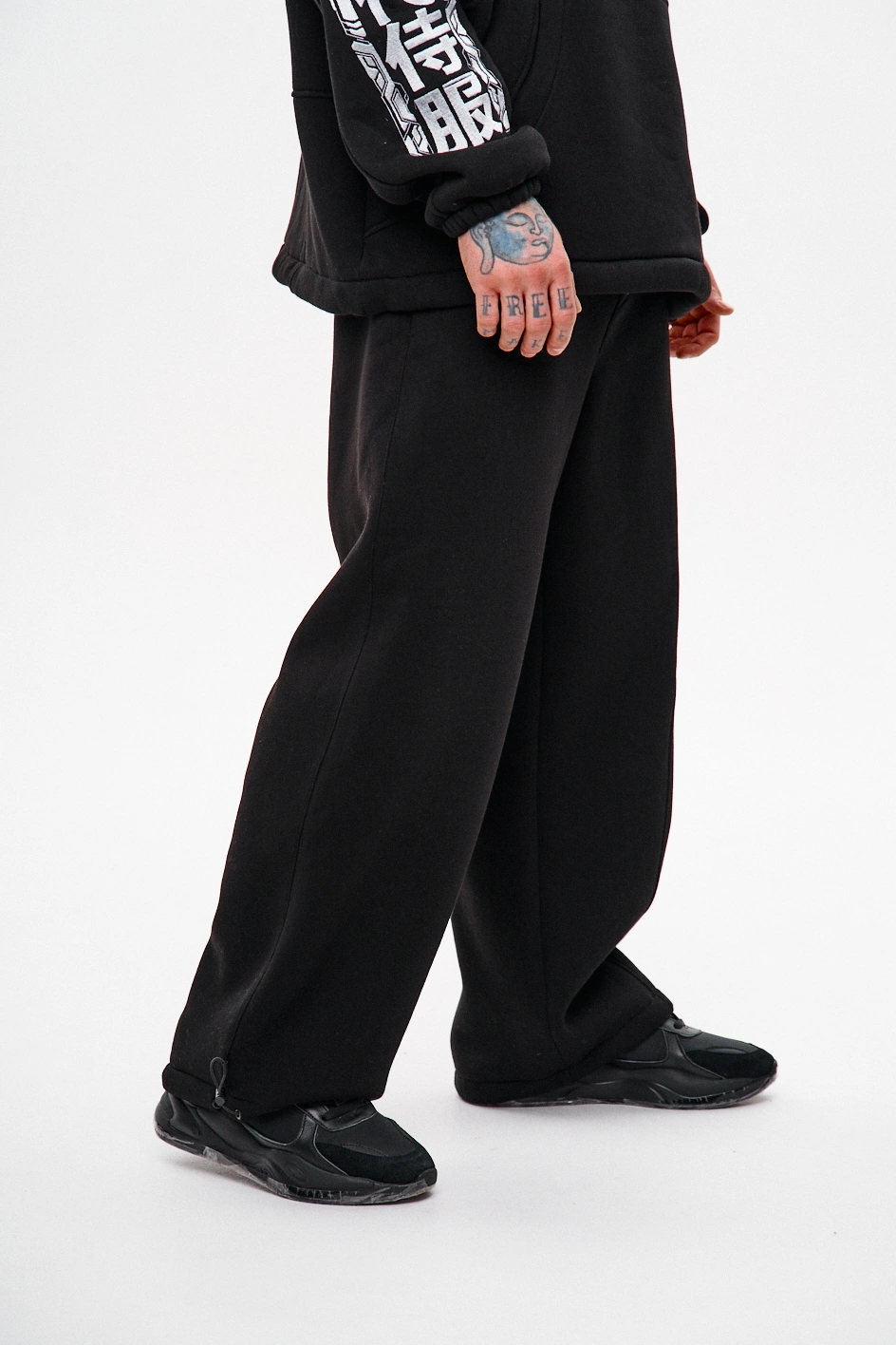 Широкі спортивні штани з вишивкою 