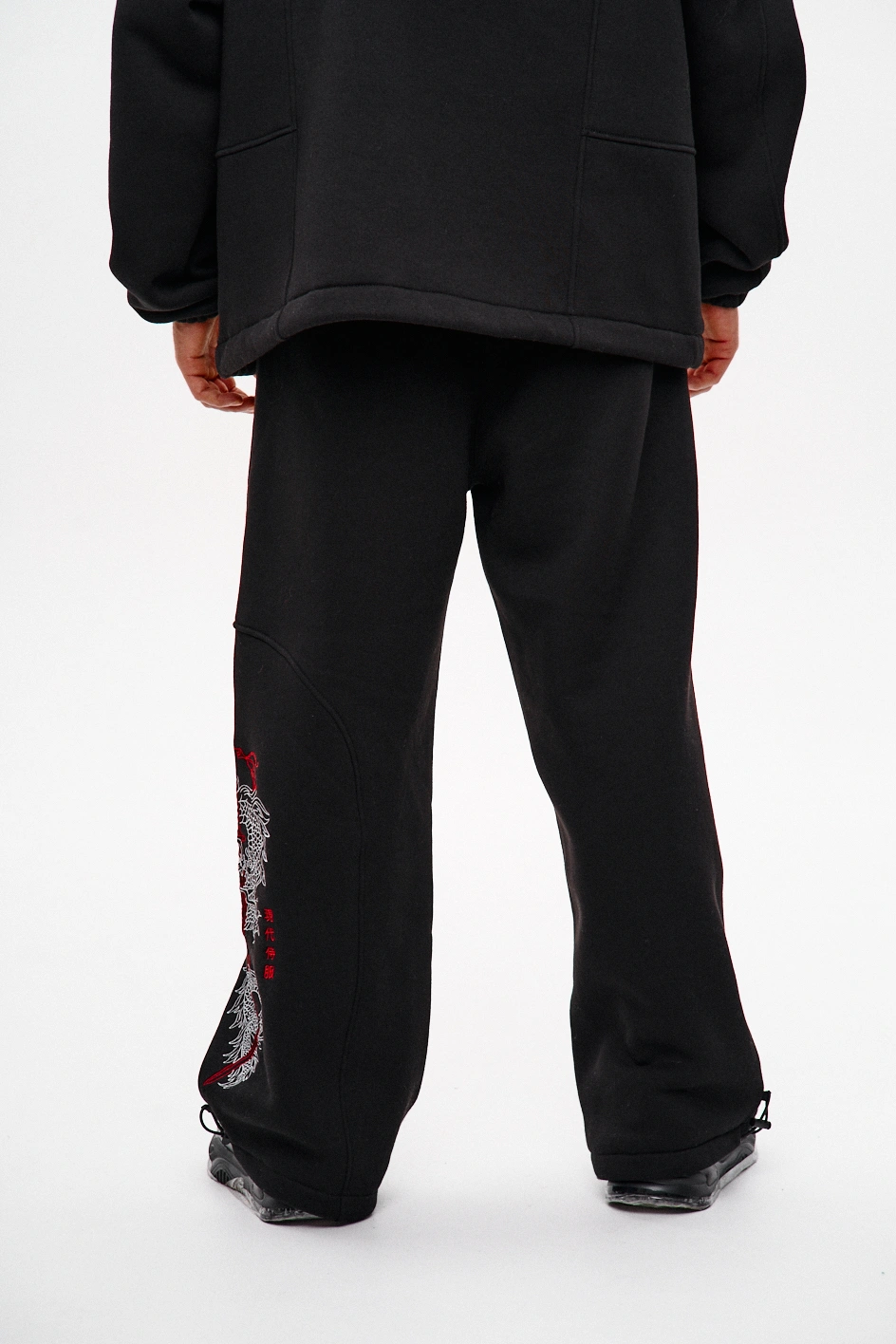 Широкі спортивні штани з вишивкою 