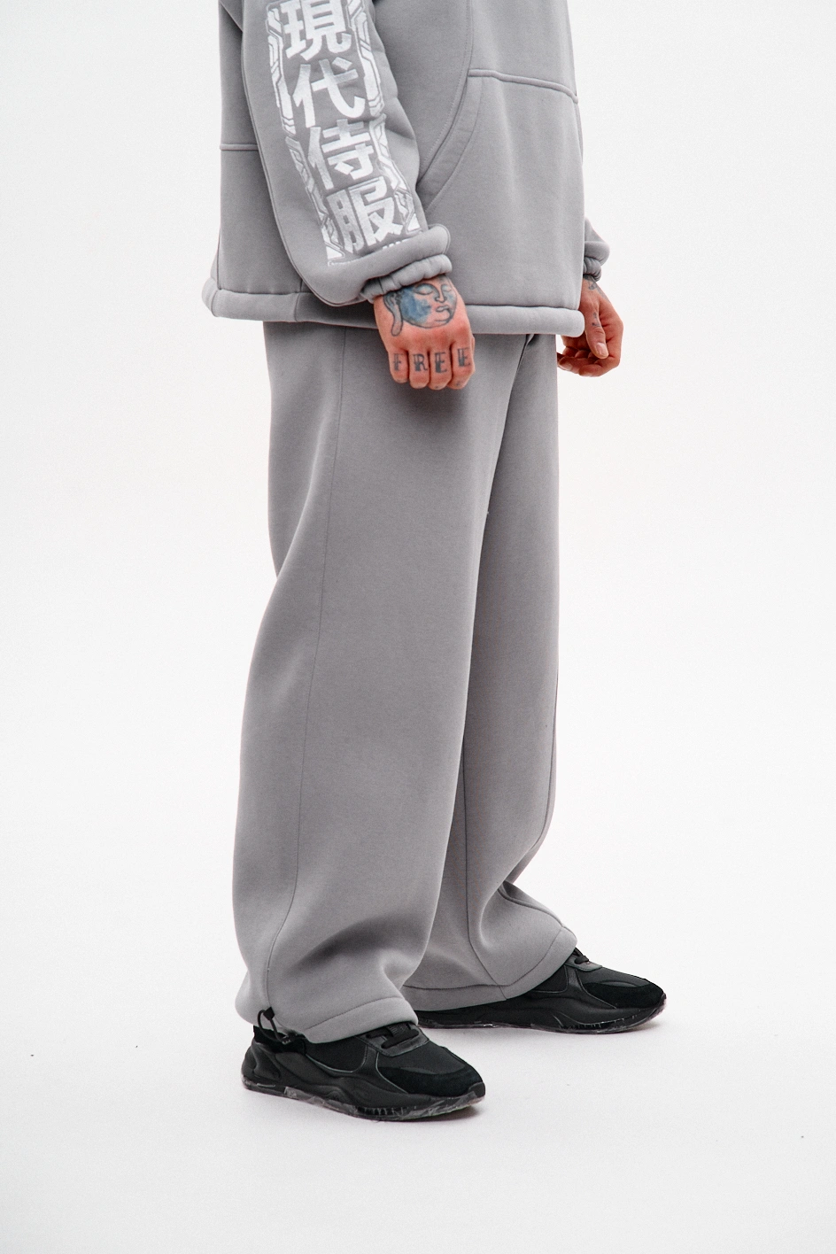 Широкі спортивні штани з вишивкою 