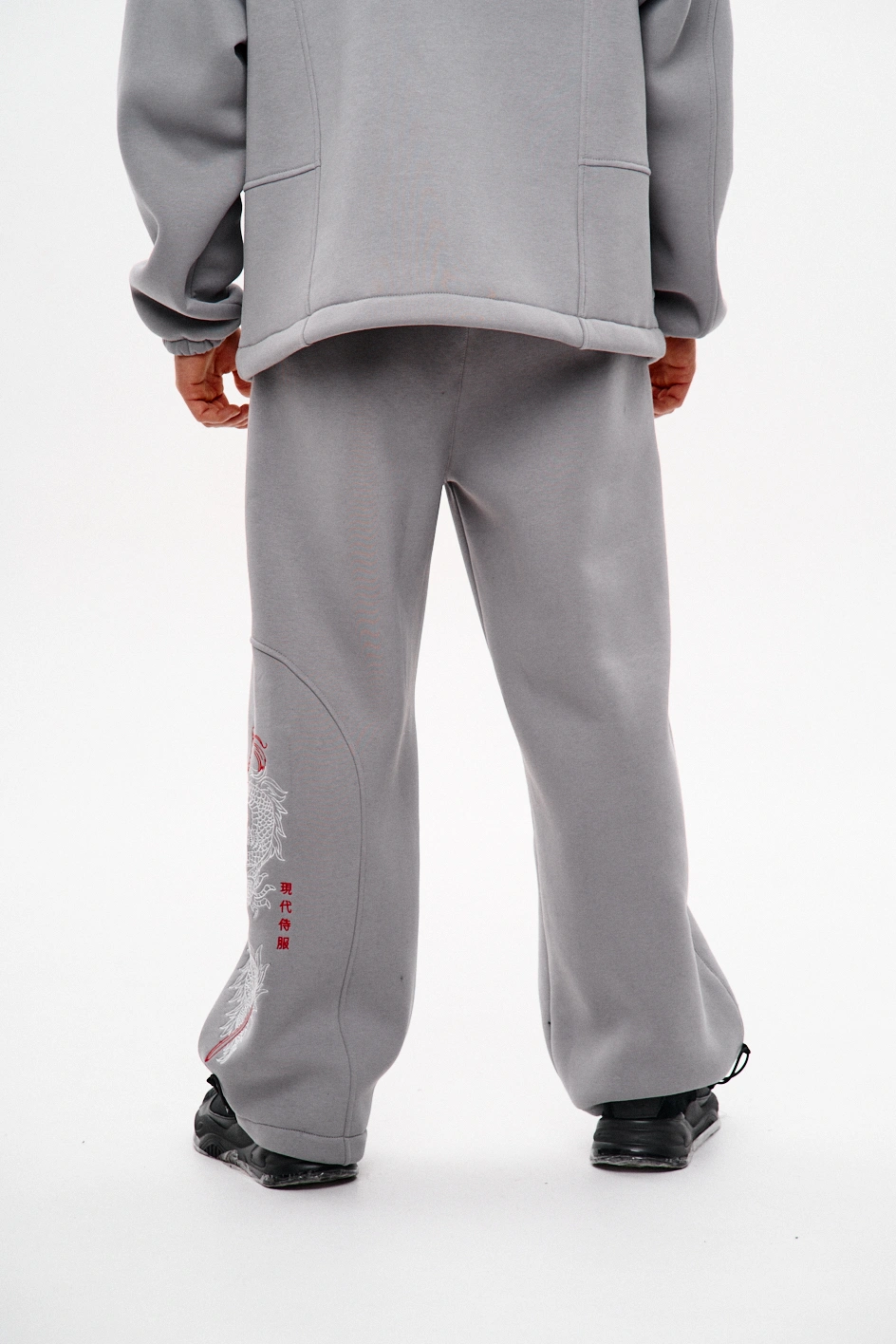 Широкі спортивні штани з вишивкою 