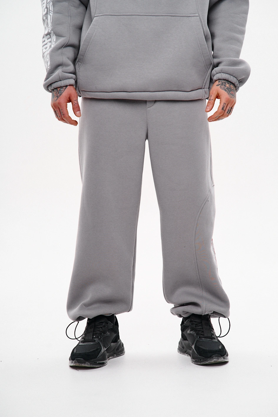 Широкі спортивні штани з вишивкою 