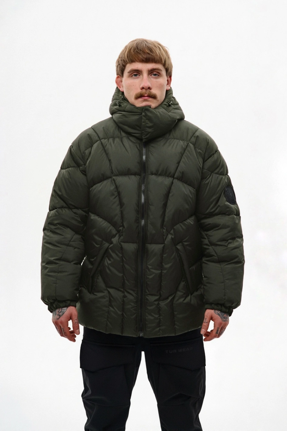 Зимовий короткий пуховик зі зйомним капюшоном 