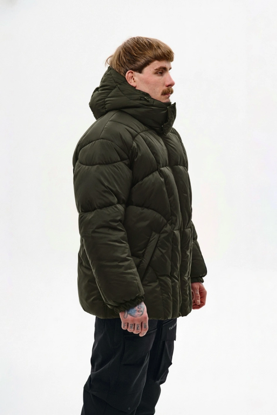 Зимовий короткий пуховик зі зйомним капюшоном 