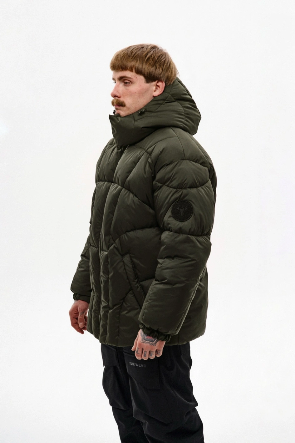 Зимовий короткий пуховик зі зйомним капюшоном 