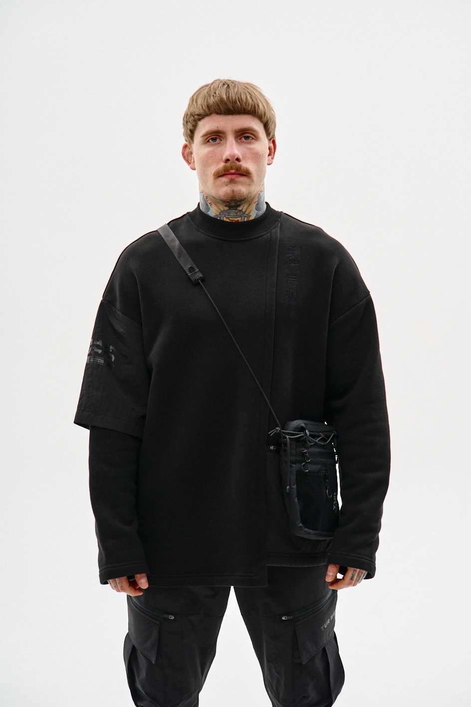 Лонгслів асиметричного крою з тринитки 