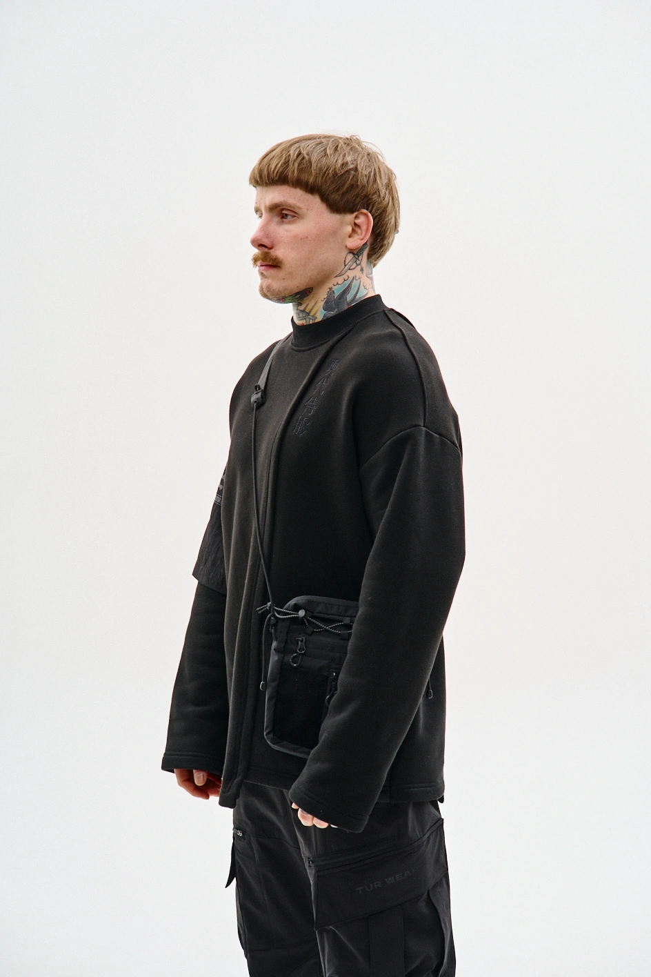 Лонгслів асиметричного крою з тринитки 