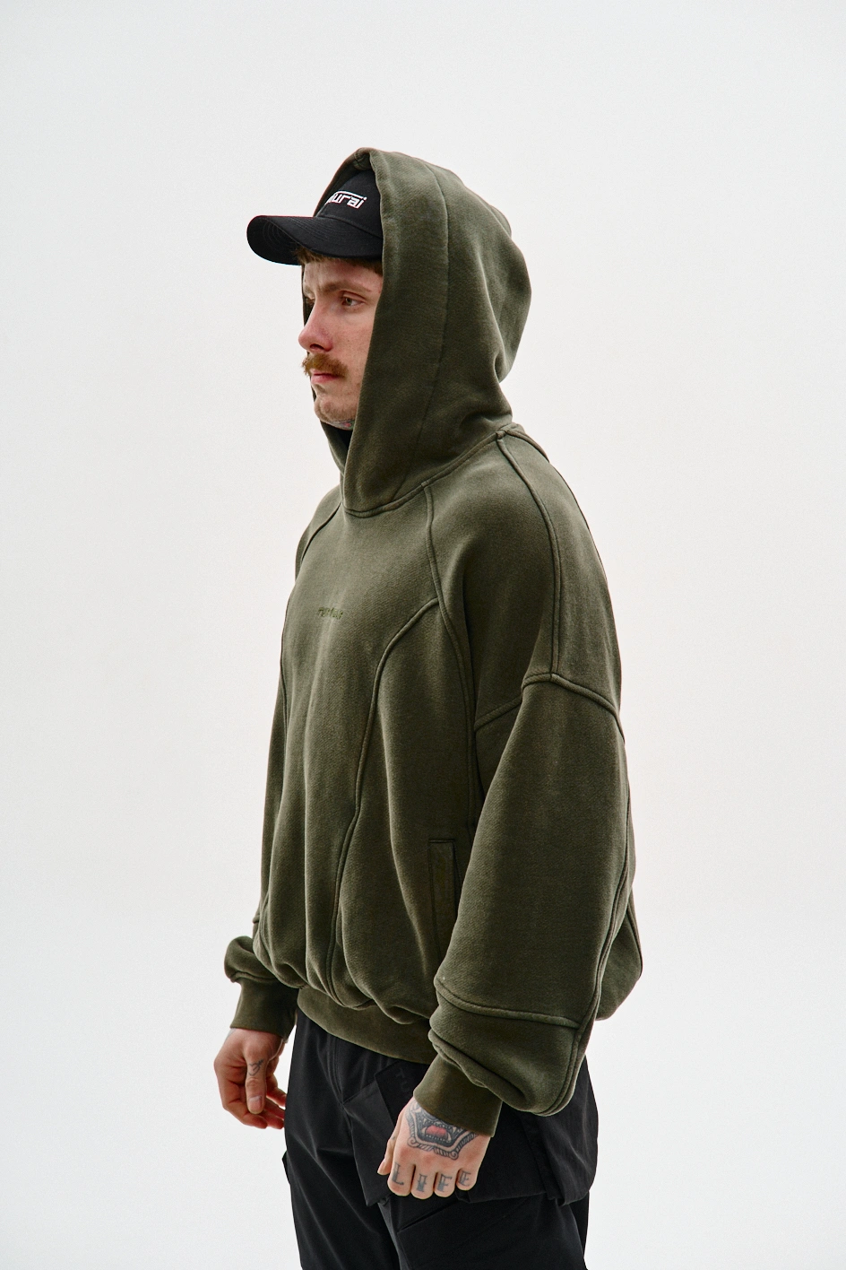 Худі оверсайз крою з декоративними швами 