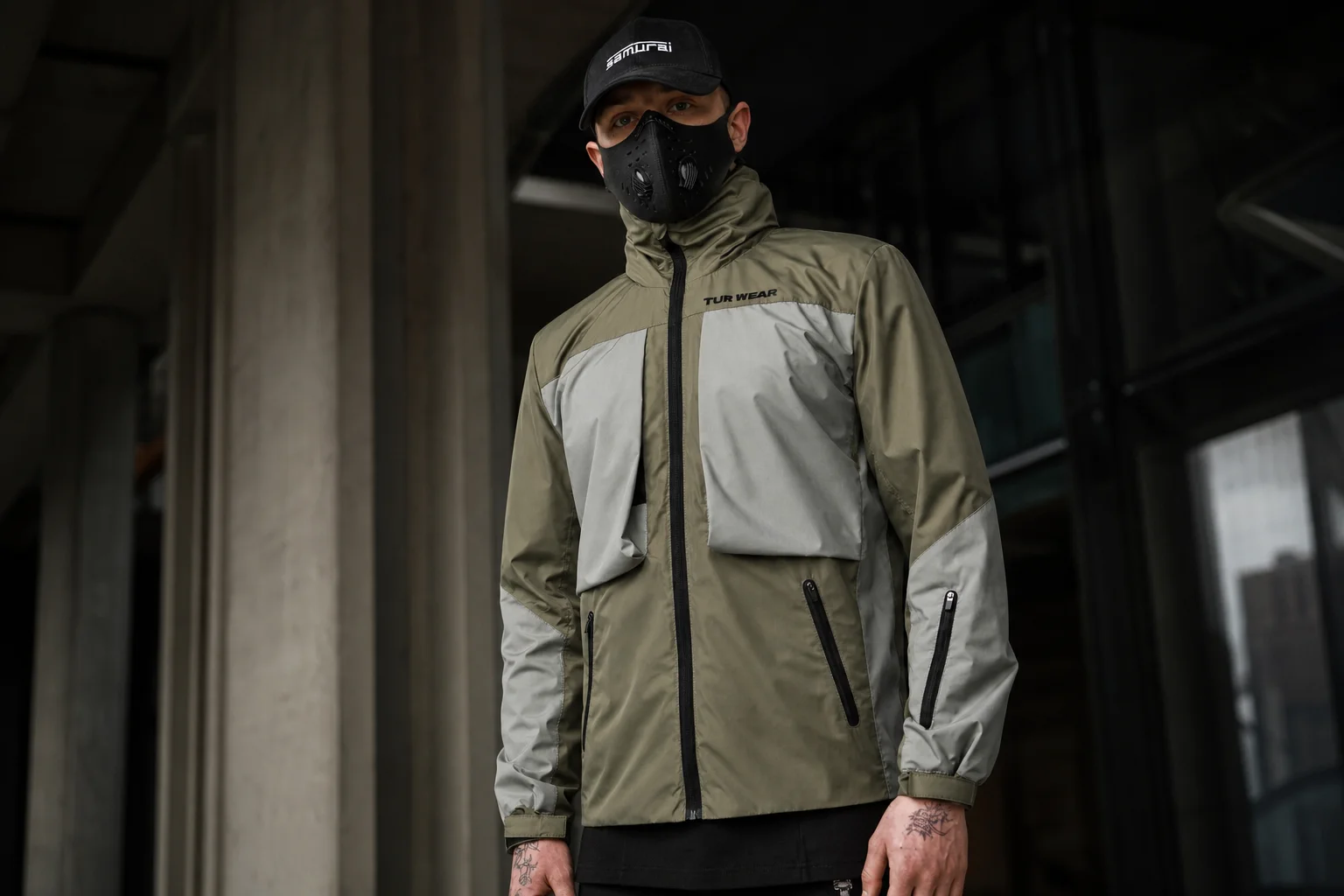 Міський techwear-образ у темних кольорах